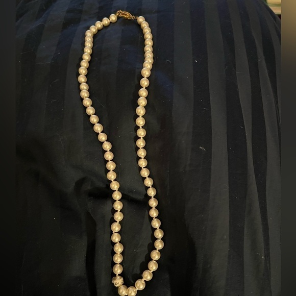 Pearls (faux), 24”, individually knotted - Picture 2 of 11